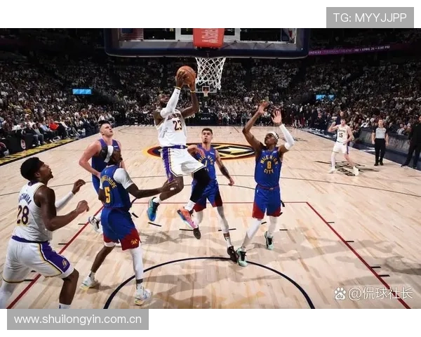 [NBA]詹姆斯突破妙传 戴维斯篮下双手暴扣.