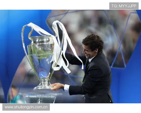 艺术家创作蒙娜丽莎手捧第15座欧冠奖杯画作,并捐赠给皇马 艺术家创作蒙娜丽莎手捧第15座欧冠奖杯画作,并捐赠给皇马